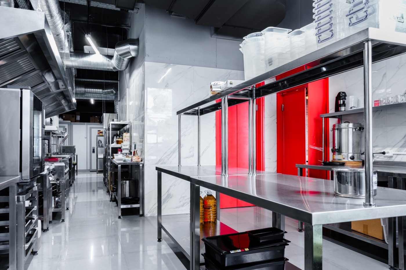 Układ dwuciągowy: piece z jednej strony, blaty robocze z drugiej